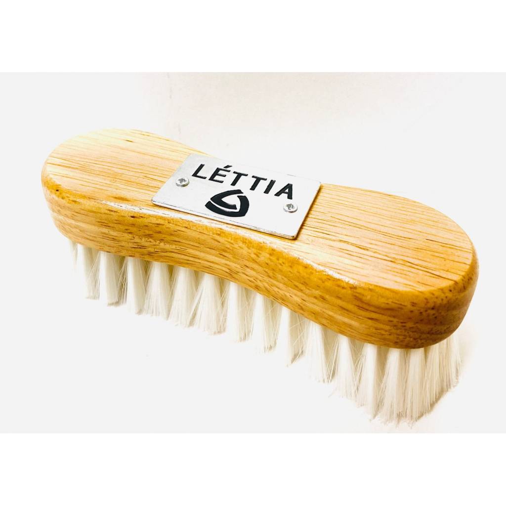 Lettia Face Brush with Metal Logo