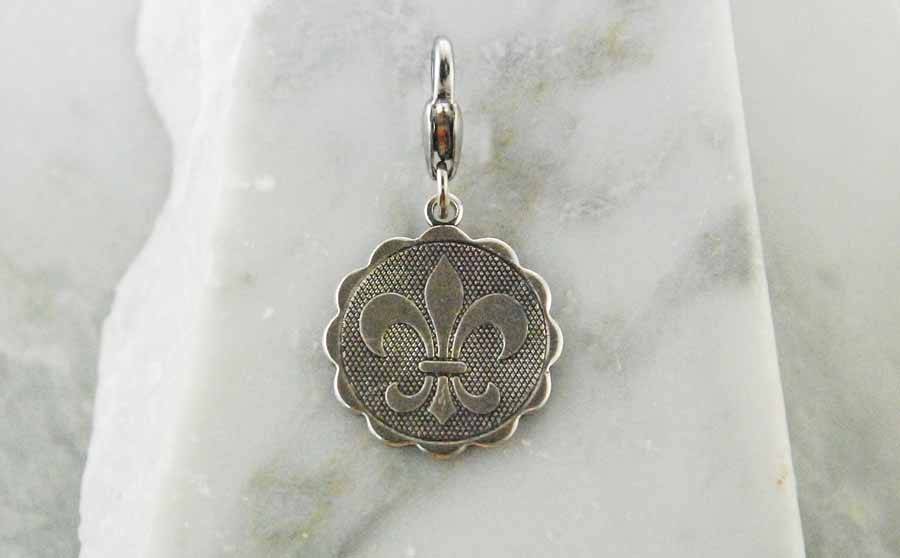 Barbary Scalloped Fleur-De-Lis Disk