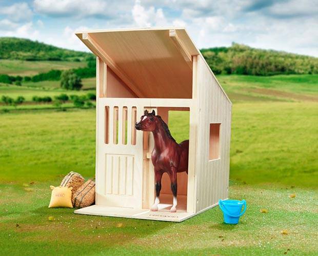 Breyer Classics Hilltop Stable